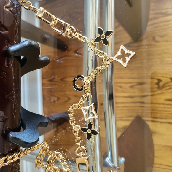 Louis Vuitton Amarante Vernis Sarah Wallet w/COA. - Picture 12 of 13